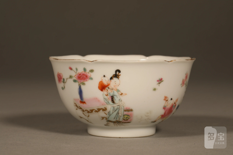 清雍正 粉彩仕女教子花口杯 - 图3
